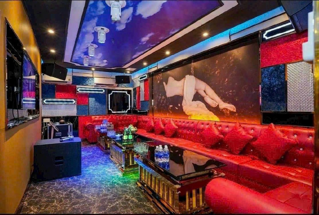 SAIGON STAR KTV 紅皮包廂：水鑽扣紅皮卡座、雲天印花燈頂與整面古典油畫壁板
