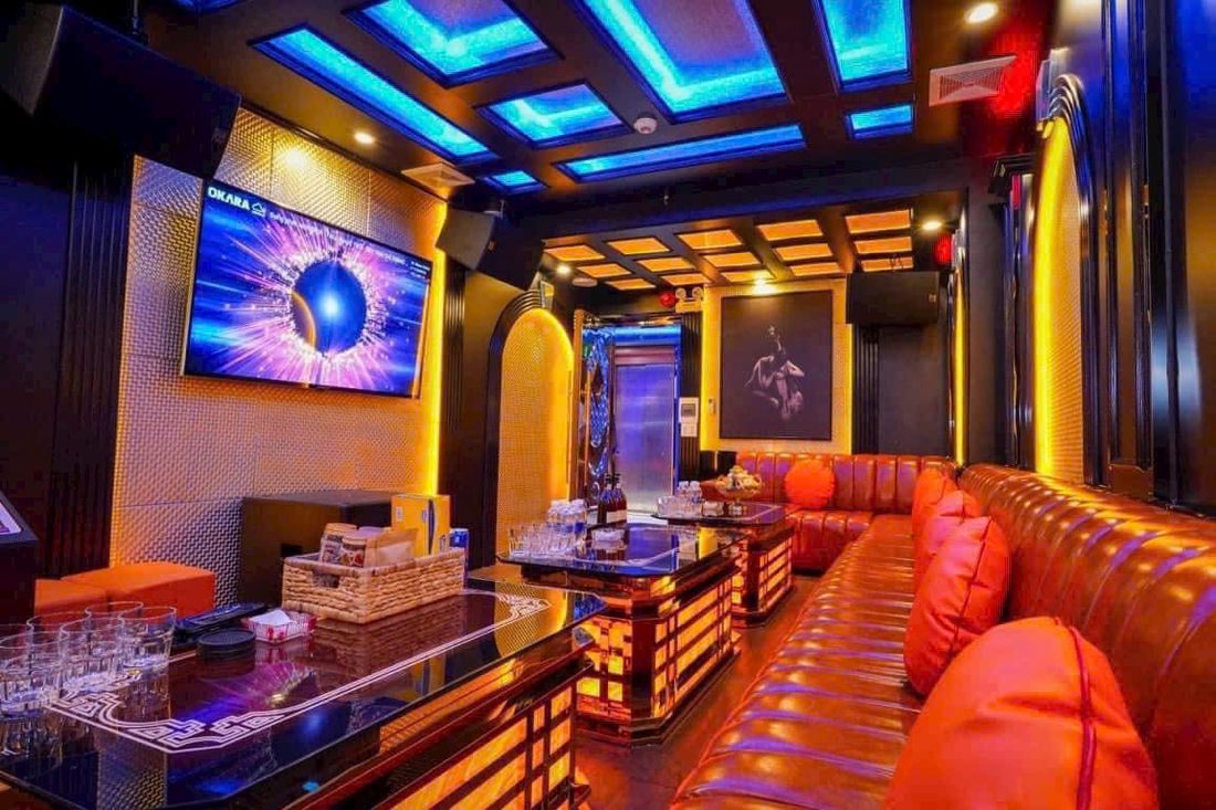 SAIGON STAR KTV 長條包廂：橙棕皮長卡座與藍琥珀雙色格柵燈天花