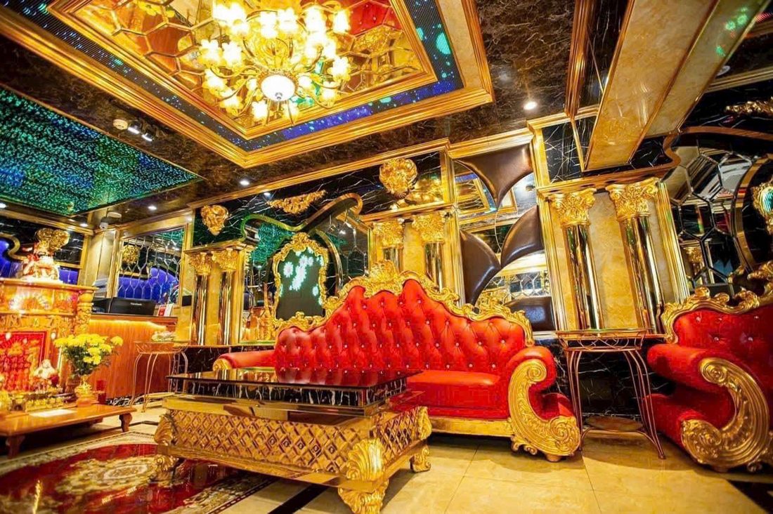 SAIGON STAR KTV 金色大堂：鎏金羅馬柱、紅皮巴洛克沙發與枝形水晶吊燈