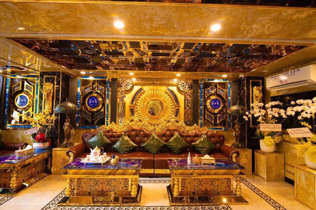 THE LUX 188 純金色調貴賓廳 金雕背景牆與真皮沙發