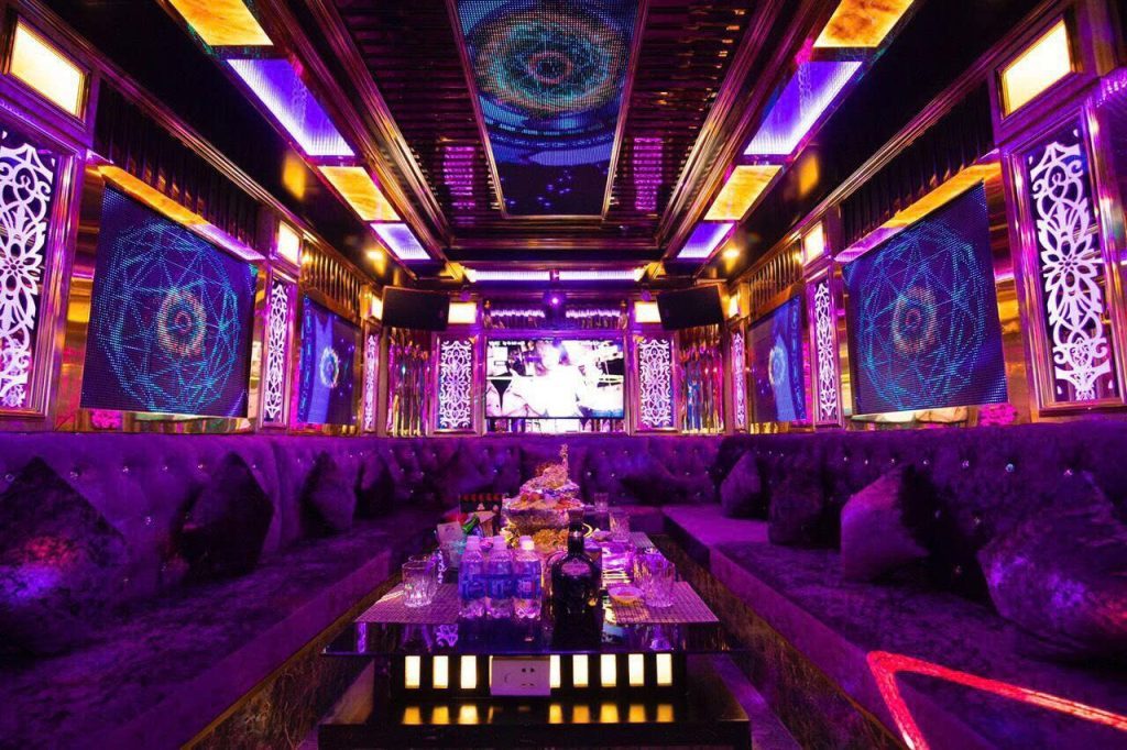 THE LUX 188 曼陀羅光牆大包廂 紫絨環形卡座