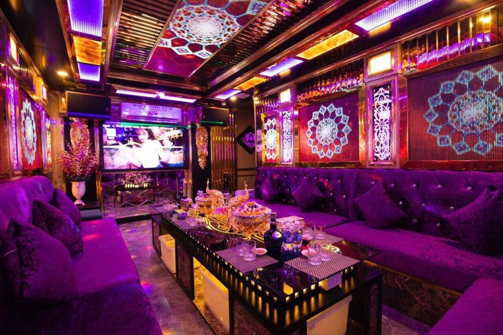 THE LUX 188 中包廂 紅藍曼陀羅發光牆與紫絨卡座